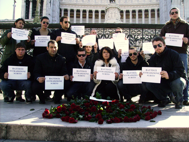 Militanti fascisti chiedono l'estradizione di Battisti