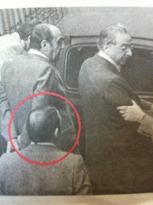 Nicola Ciocia, alias professor De Tormentis, di spalle dietro Francesco Cossiga