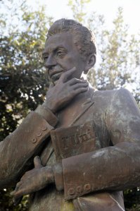 statua-moro-maglie.scale-to-max-width.825x